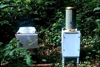 百牧谷の雨量計と降水採取器